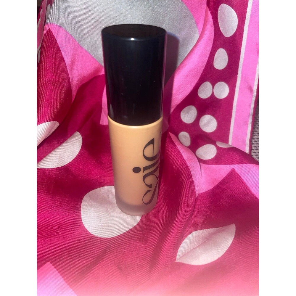 #18 Saie glowy super skin foundation 18